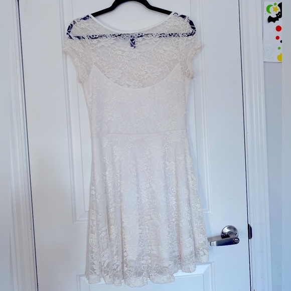 Lace dress - Picture 2 of 3